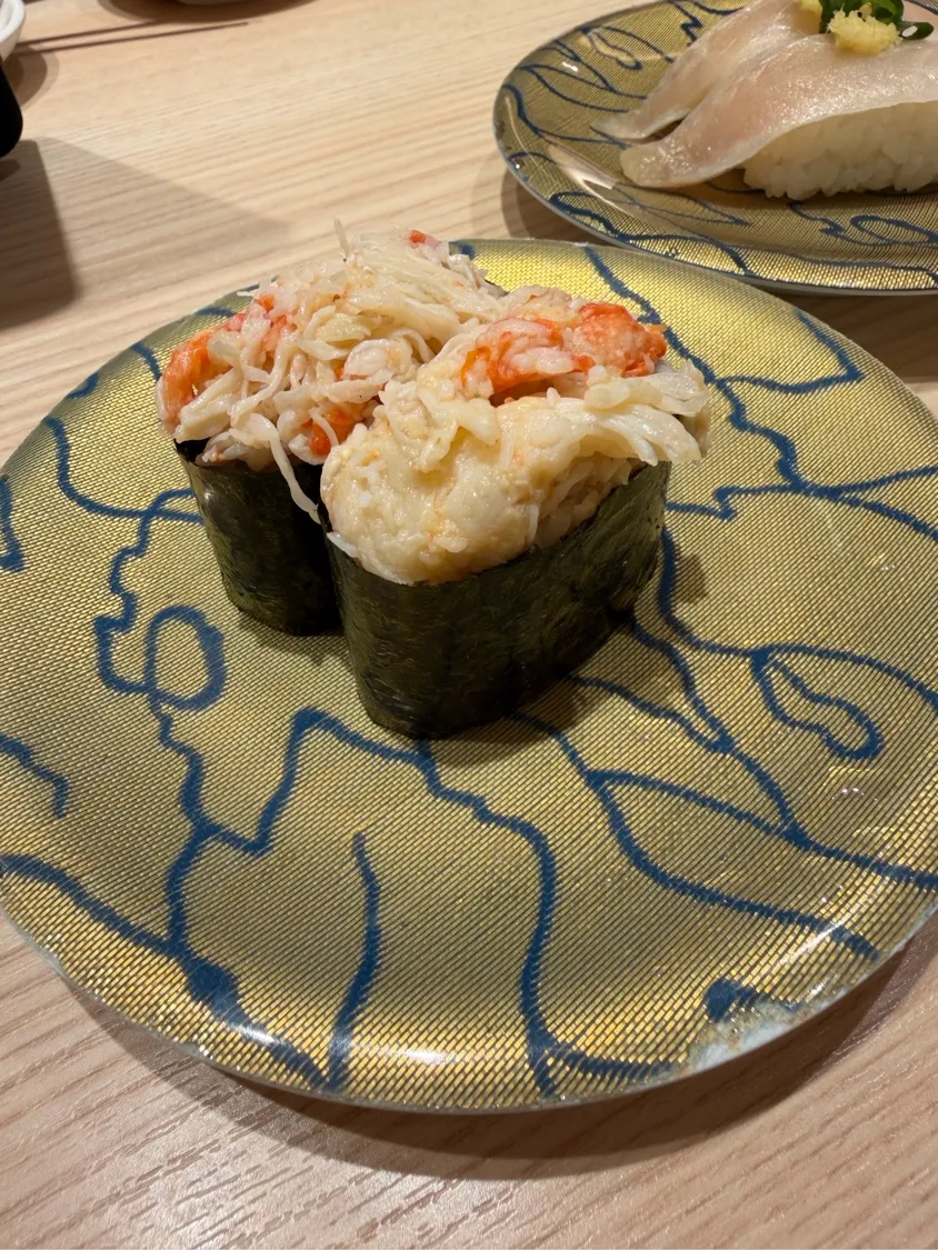 カニの軍艦巻き。金地の皿に乗り、かにほぐし身がたっぷりと盛られている