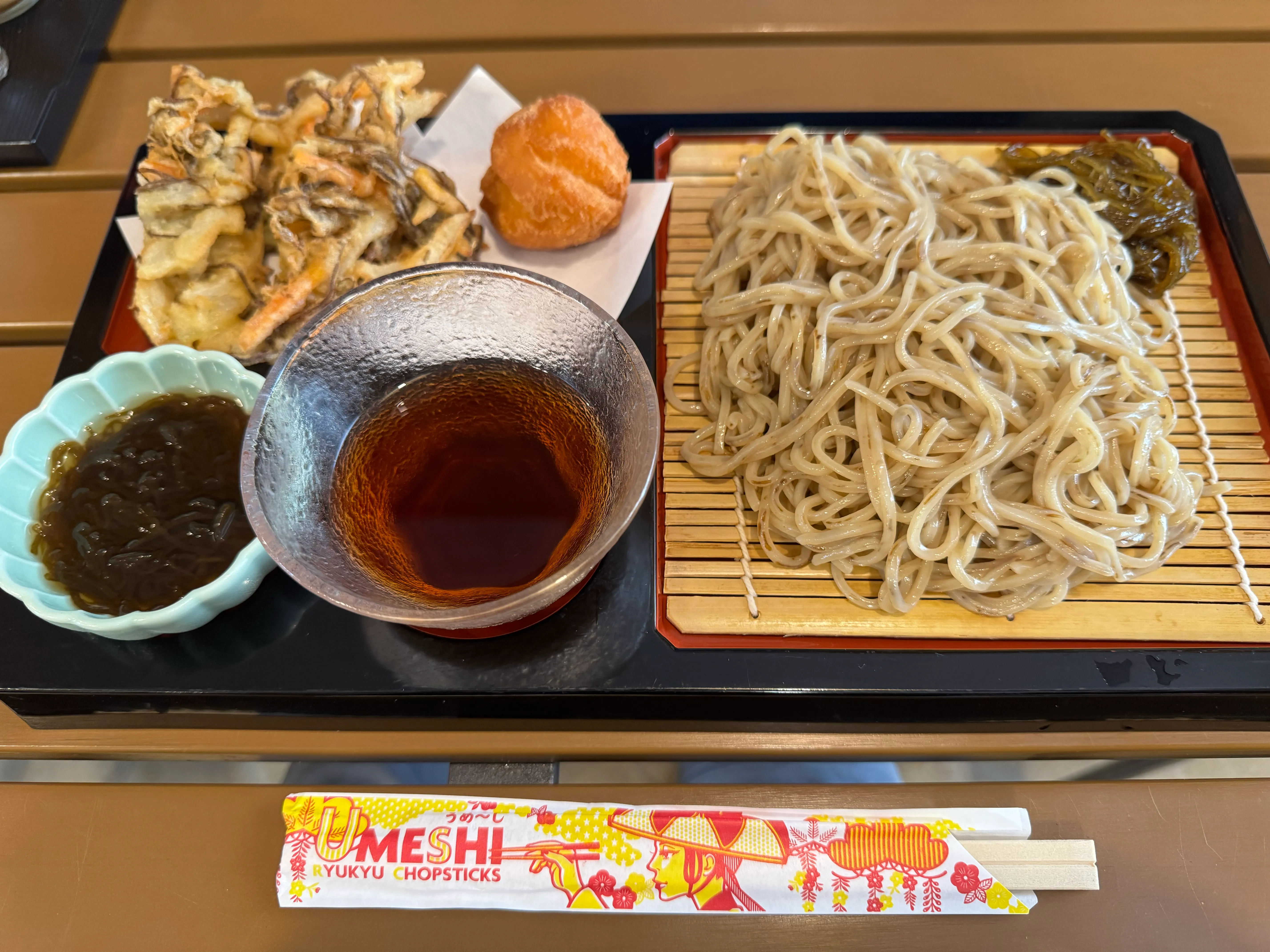 もずく蕎麦定食。もずく麺のざる、天ぷら、もずく小皿、つゆ