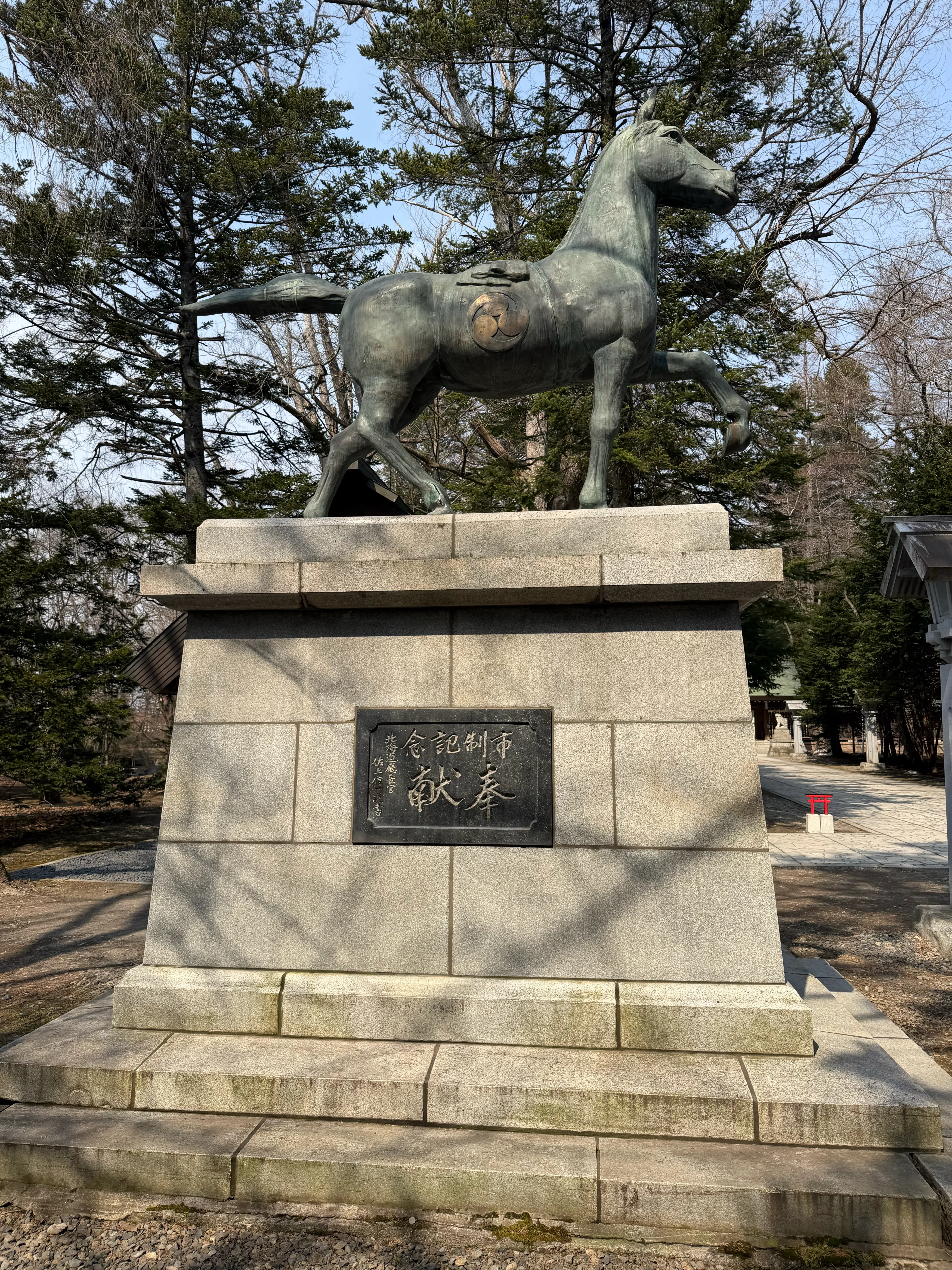 帯廣神社境内のばんえい競馬の馬の銅像。躍動感のある姿で台座の上に立っている