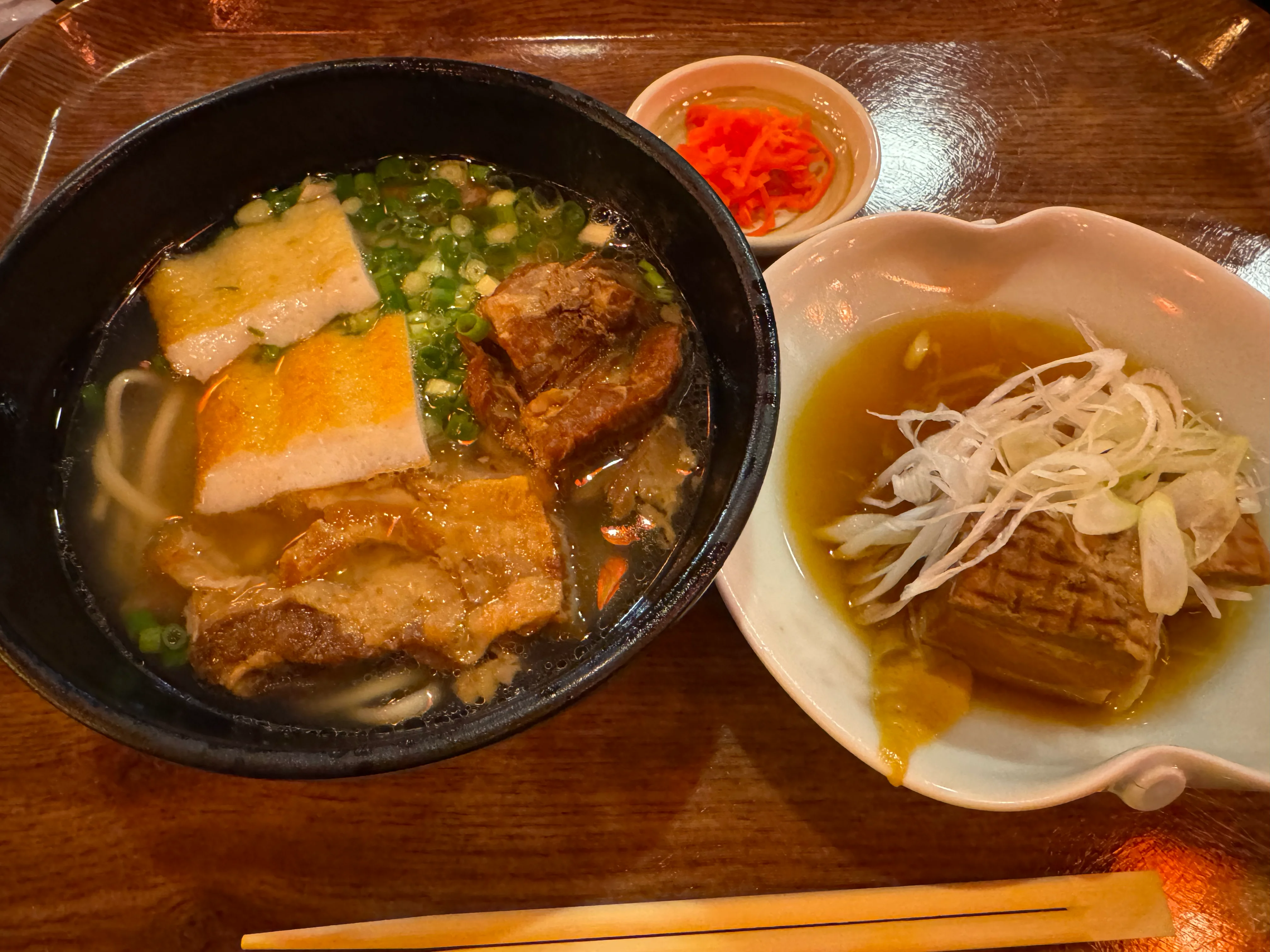 南風屋台村の宮古そば（ラフテー・三枚肉のせ）とラフテー煮の小鉢