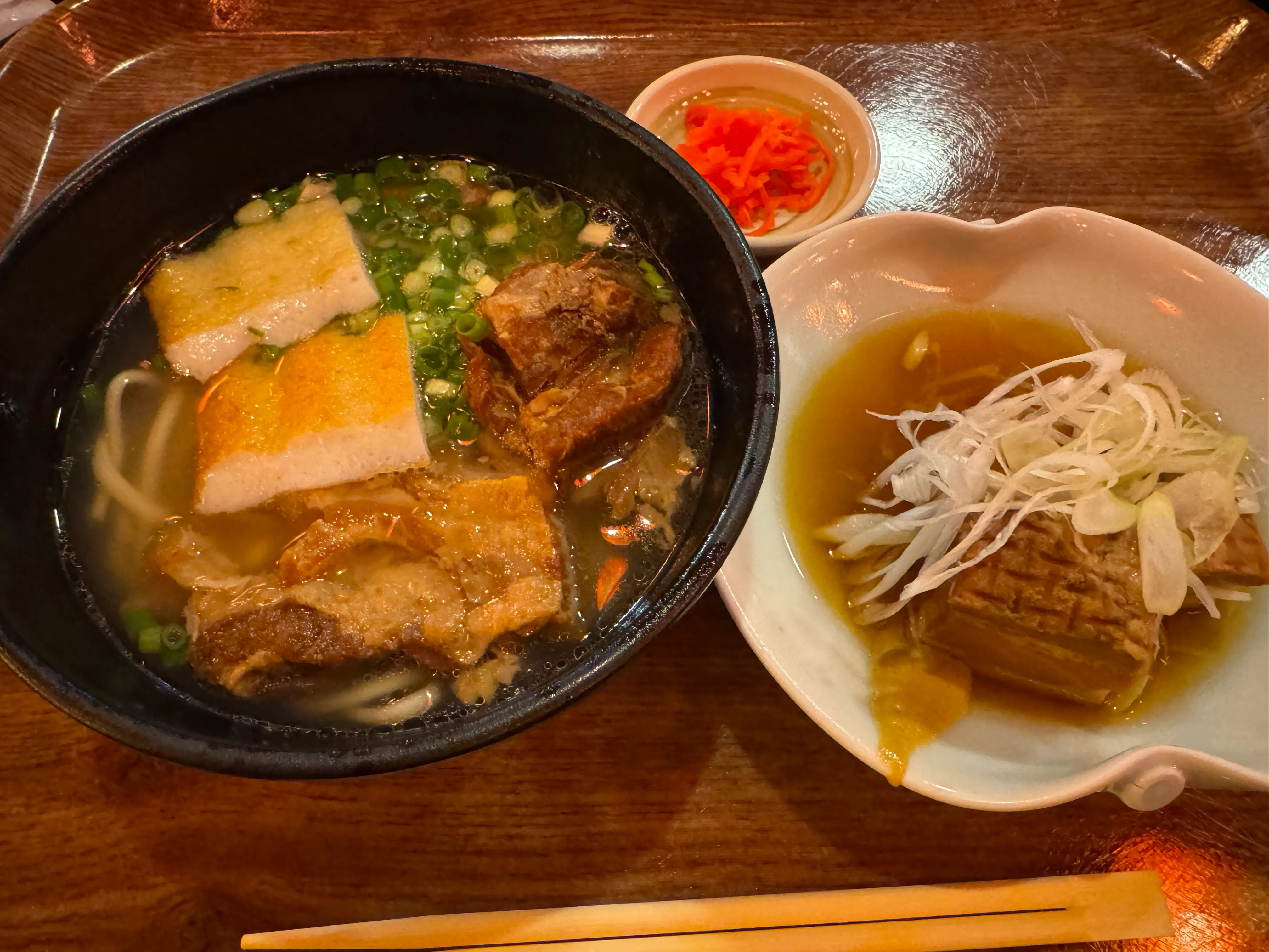 南風屋台村の宮古そば（ラフテー・三枚肉のせ）とラフテー煮の小鉢