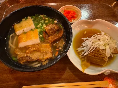 南風屋台村の宮古そば（ラフテー・三枚肉のせ）とラフテー煮の小鉢