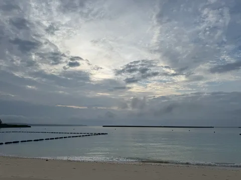 パイナガマビーチ｜台風後の静かな海と、猫に餌やりするおじいさん