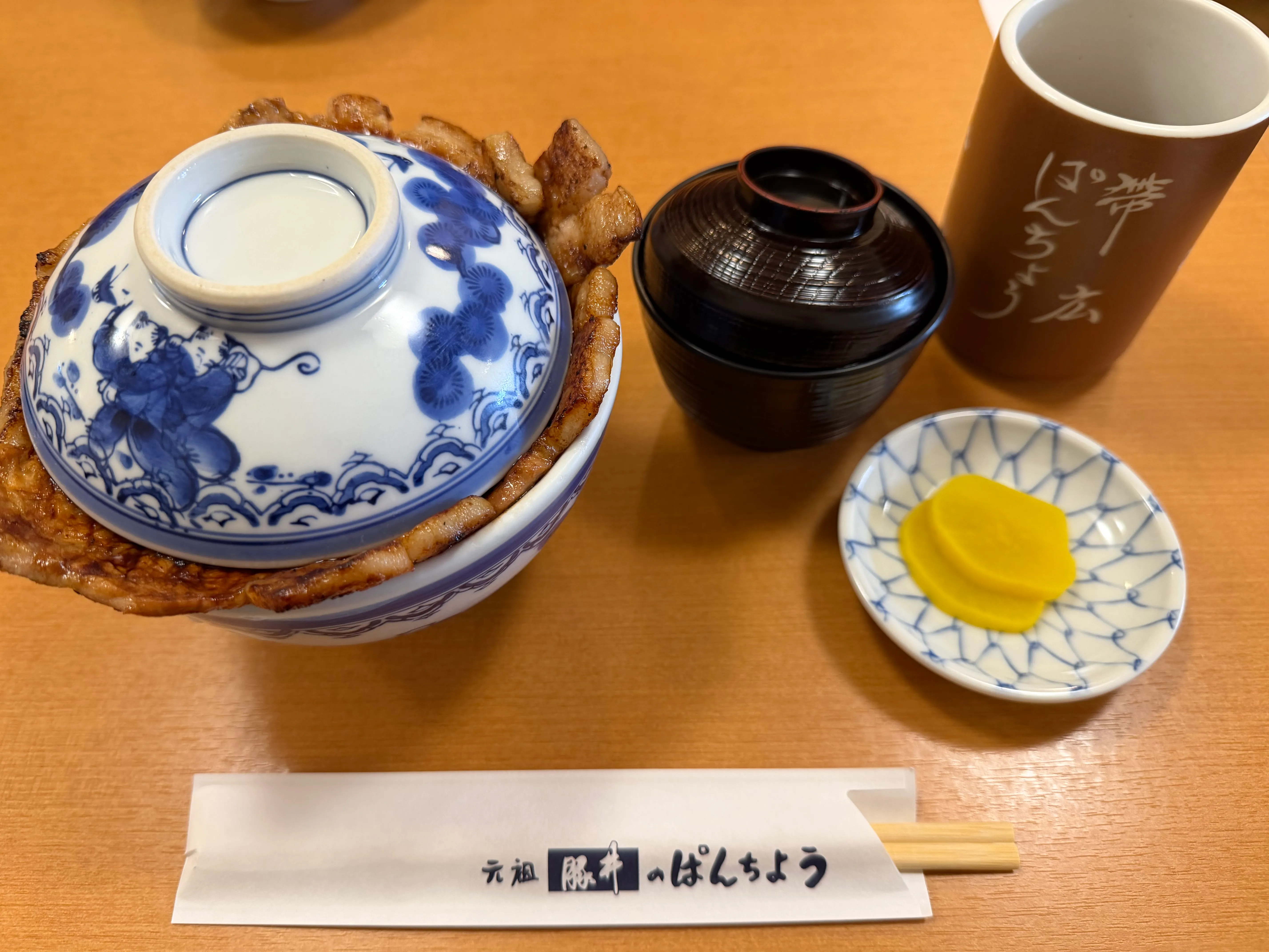 元祖ぱんちょうの豚丼セット。青白い器に蓋がかかった状態で提供される