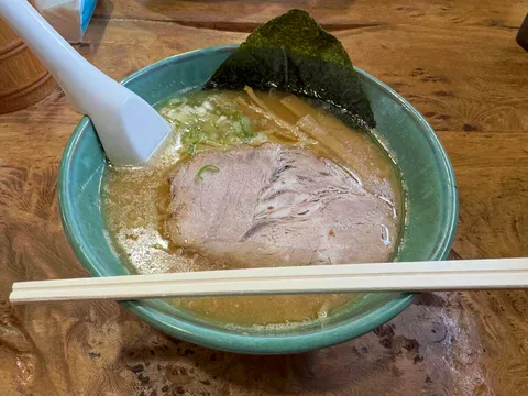 らーめん初代の一杯。大判のチャーシューと海苔が乗った薄白スープのラーメン