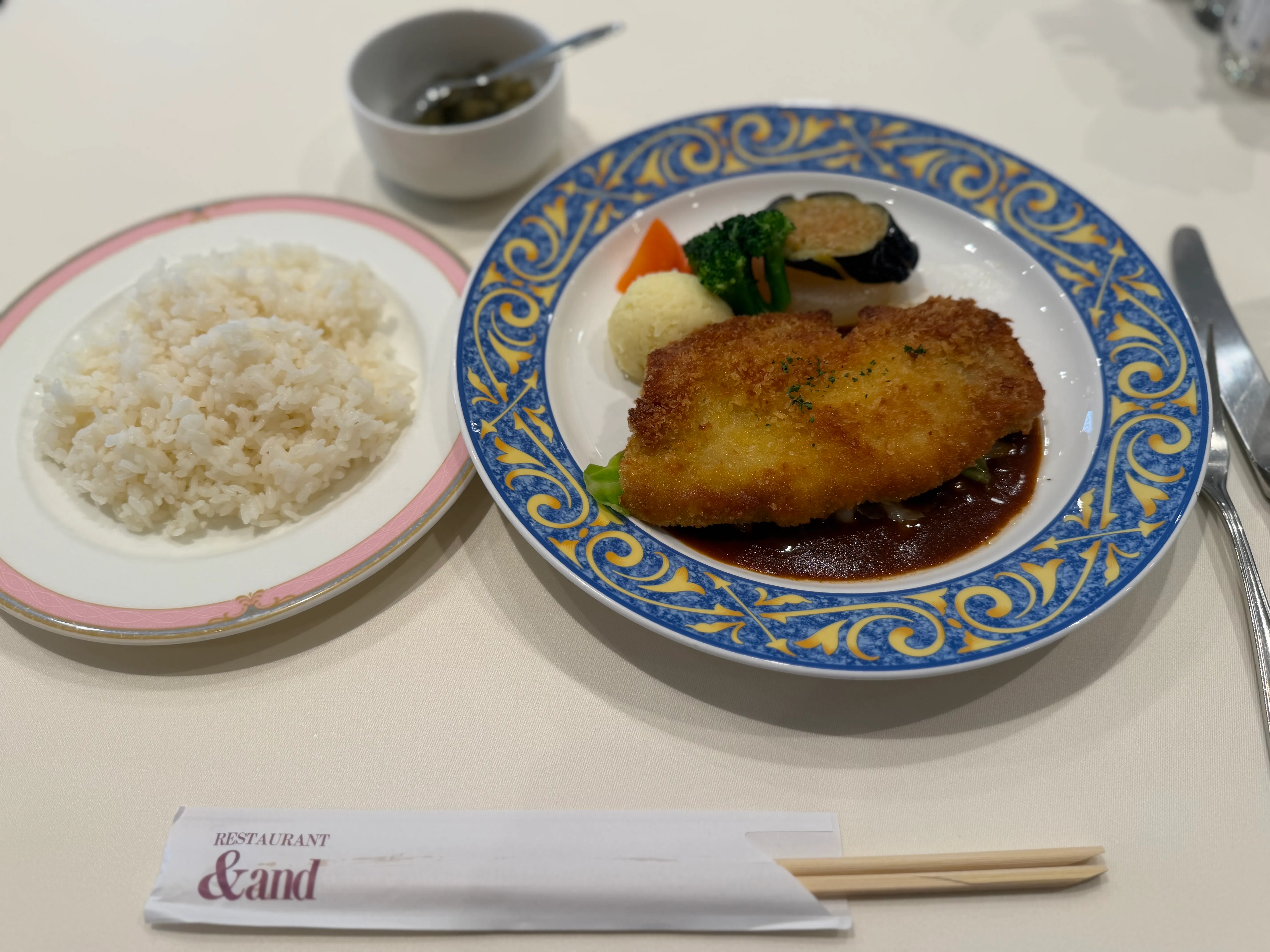 RESTAURANT &andのメインプレート。フィッシュフライにデミグラスソースがかかり、カラフルな野菜と白ご飯が添えられている