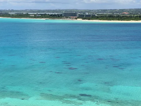 竜宮城展望台の外観。赤瓦造りの沖縄らしい建物