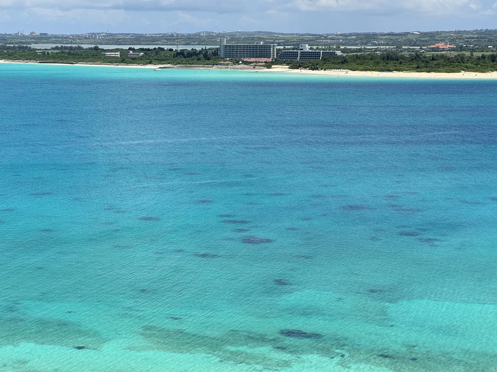 竜宮城展望台から望む与那覇前浜と宮古ブルーの海