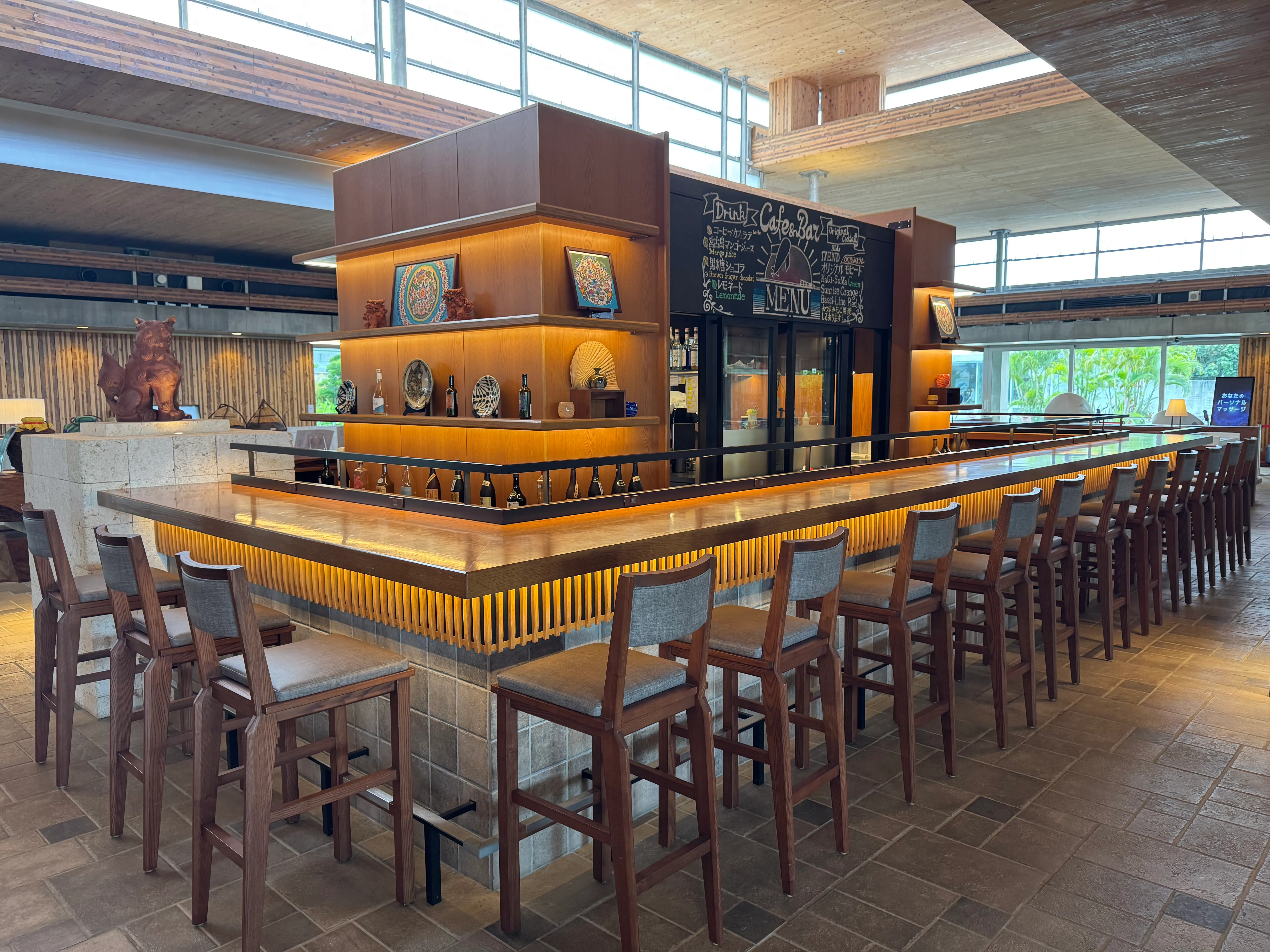 下地島空港内のBeat Coffee Bar。木とタイルのおしゃれなバーカウンター