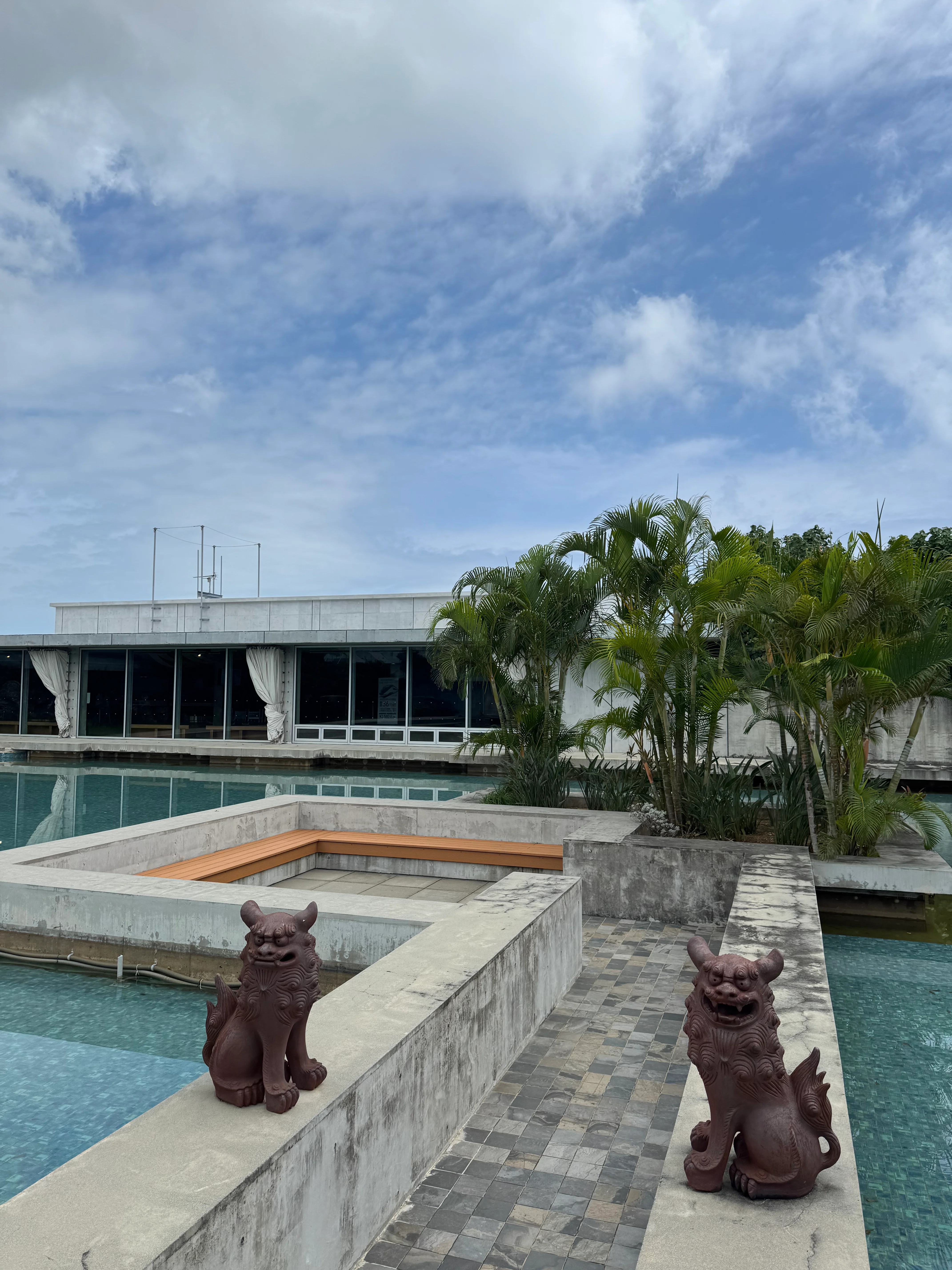 下地島空港の外観。シーサー像とヤシの木、青空が広がる