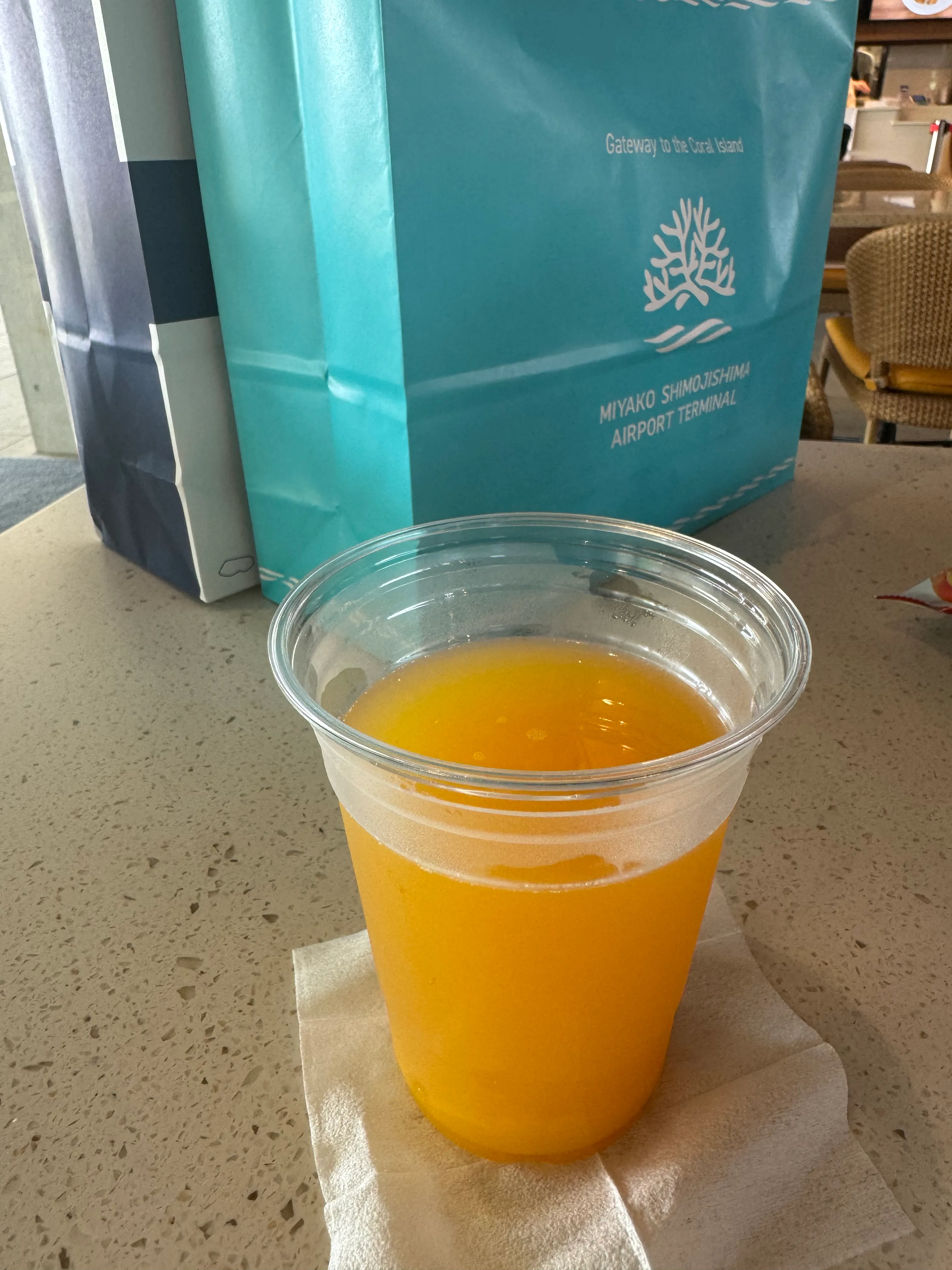 マンゴービールとMIYAKO SHIMOJISHIMA AIRPORT TERMINALの袋
