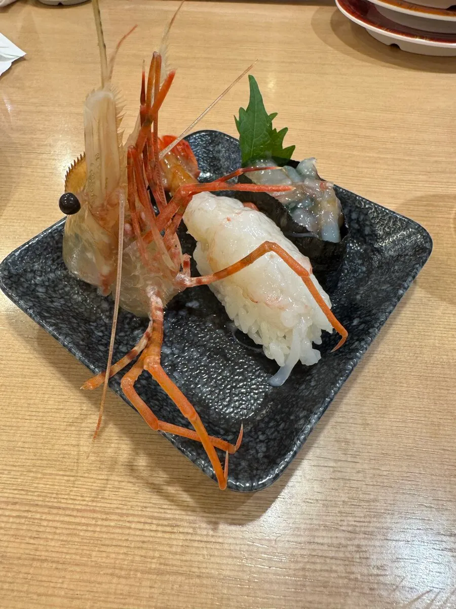 トリトンのえびの握り。大きな頭つきえびがインパクト抜群