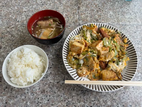 海美来｜念願のゴーヤチャンプルーと絶品・元祖紅いもち。窓の先にオハマビーチ