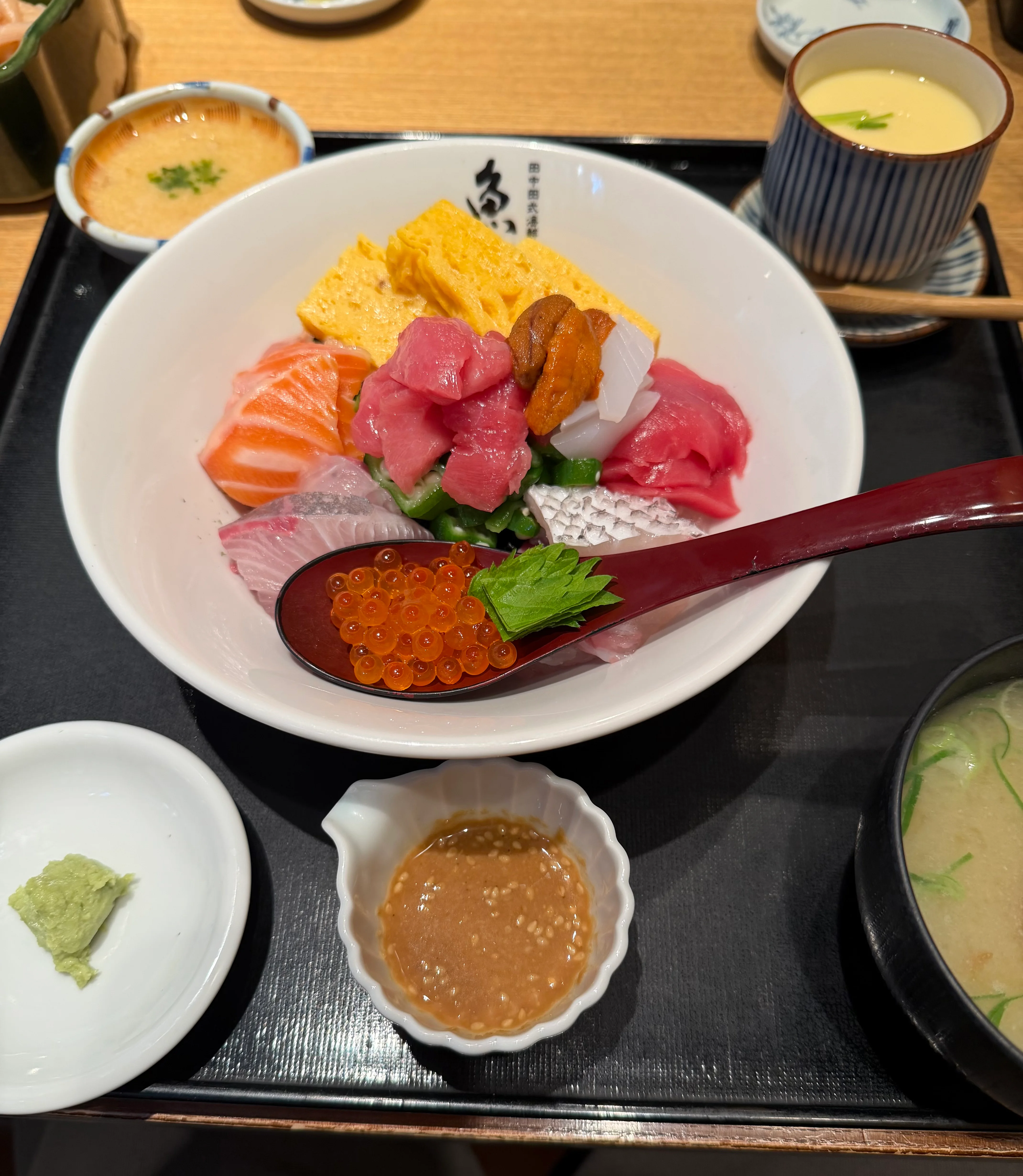 魚忠の名物・魚忠丼セット。生うに・いくら・まぐろ・サーモン・玉子焼きなど10種のネタがご飯の上に彩り豊かに盛られ、茶碗蒸し・みそ汁・わさびが添えられている