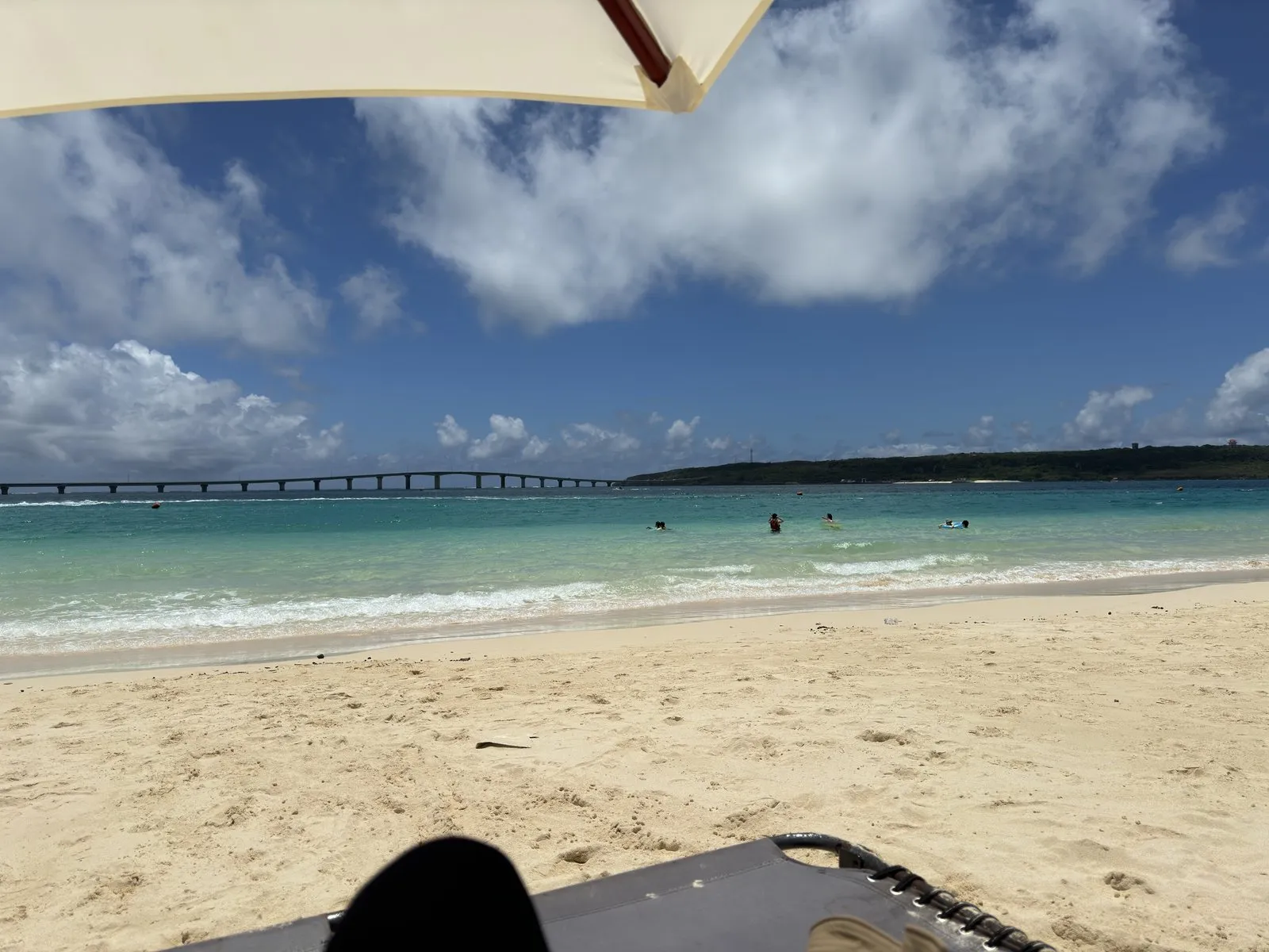 与那覇前浜の浜辺。きめ細かな白砂と透き通った海