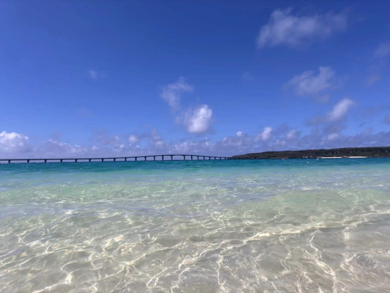 与那覇前浜の白砂と宮古ブルーの海が広がるパノラマ